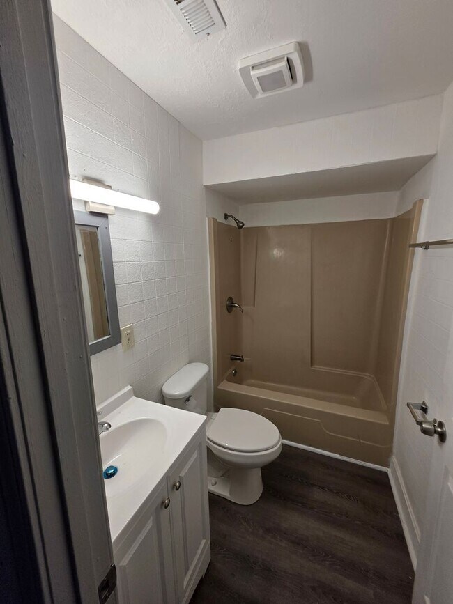 Building Photo - 737 St Nicholas Dr