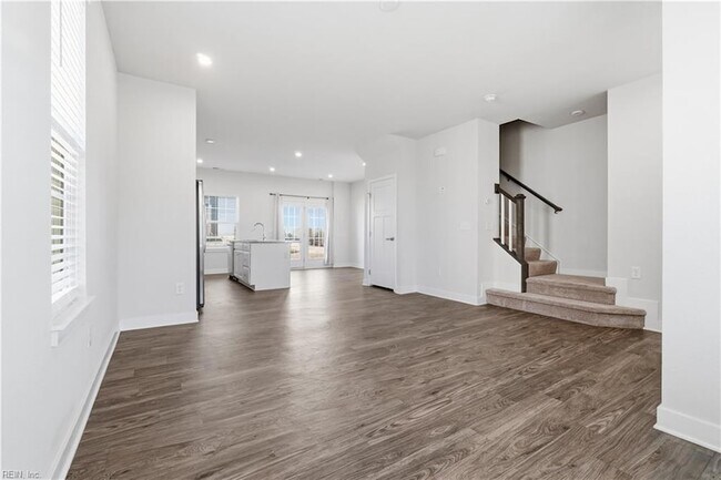 Building Photo - 266 Foxglove Dr