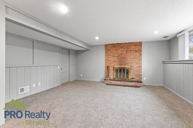 Building Photo - 3 Bedroom Plus Den Home