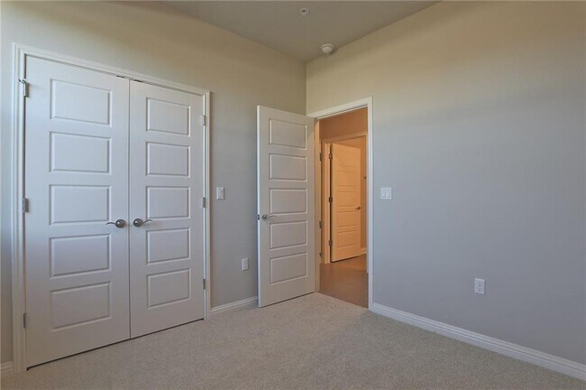 Building Photo - 13800 Lyndhurst St