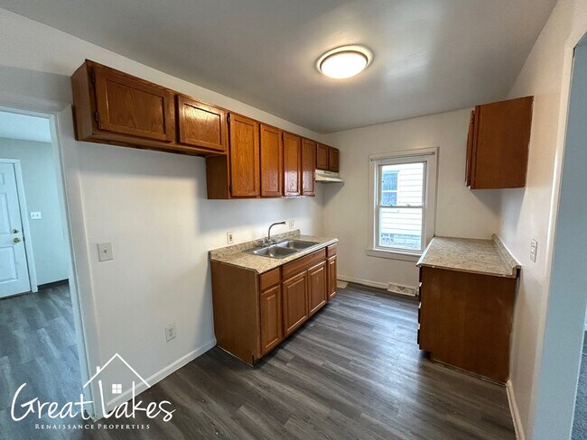 Building Photo - Stunning 3 bedroom / 1.5 bathroom house now available for rent!