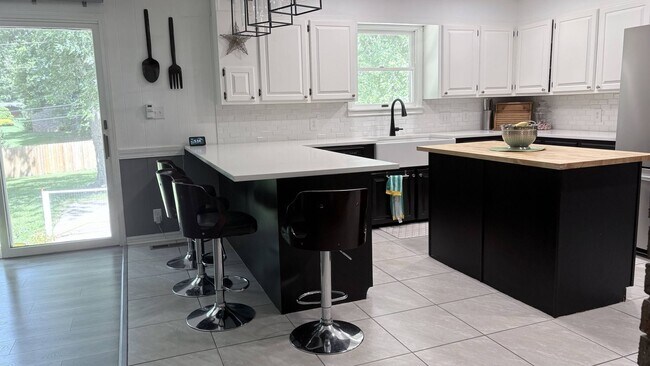 Building Photo - 1365 W Twin Springs St