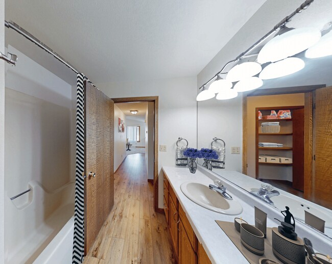 Building Photo - 624 N 16th Ave