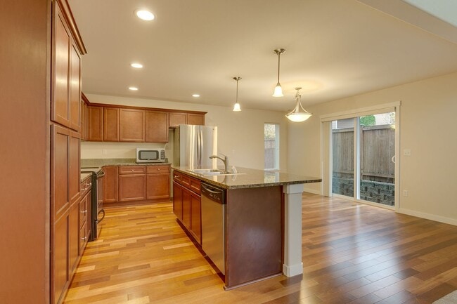 Building Photo - Bright and spacious 3 bed home in nice Lynnwood location!