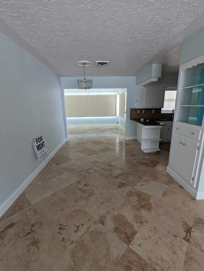 Dining area - 2502 Tulip St