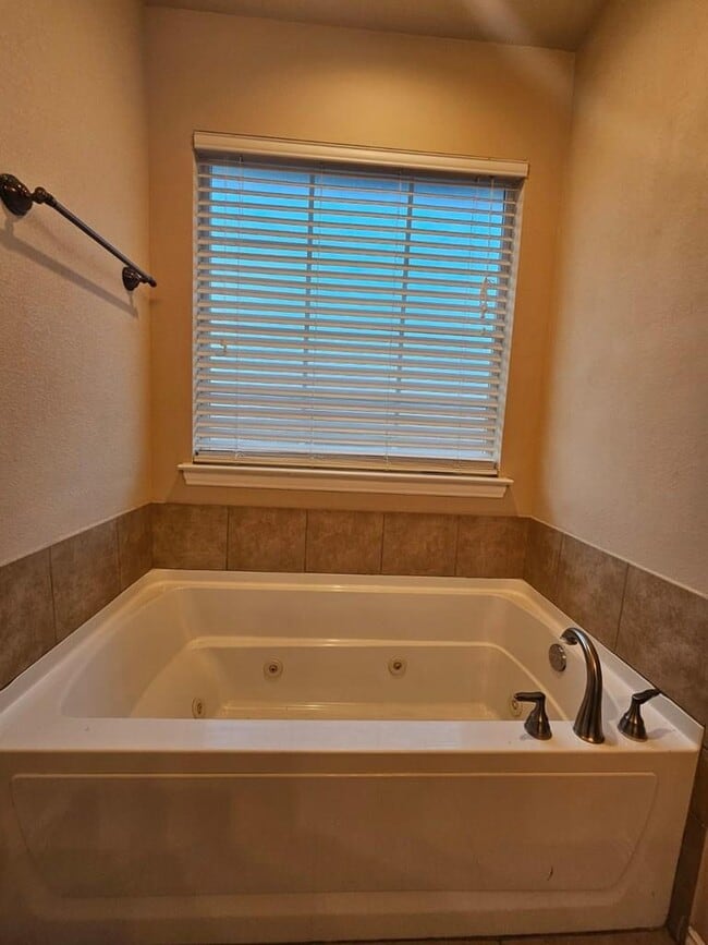 Building Photo - 604 NE Ave E Pl