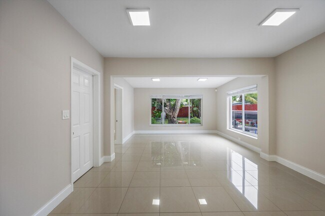 Building Photo - 1137 NE 1st Ave.