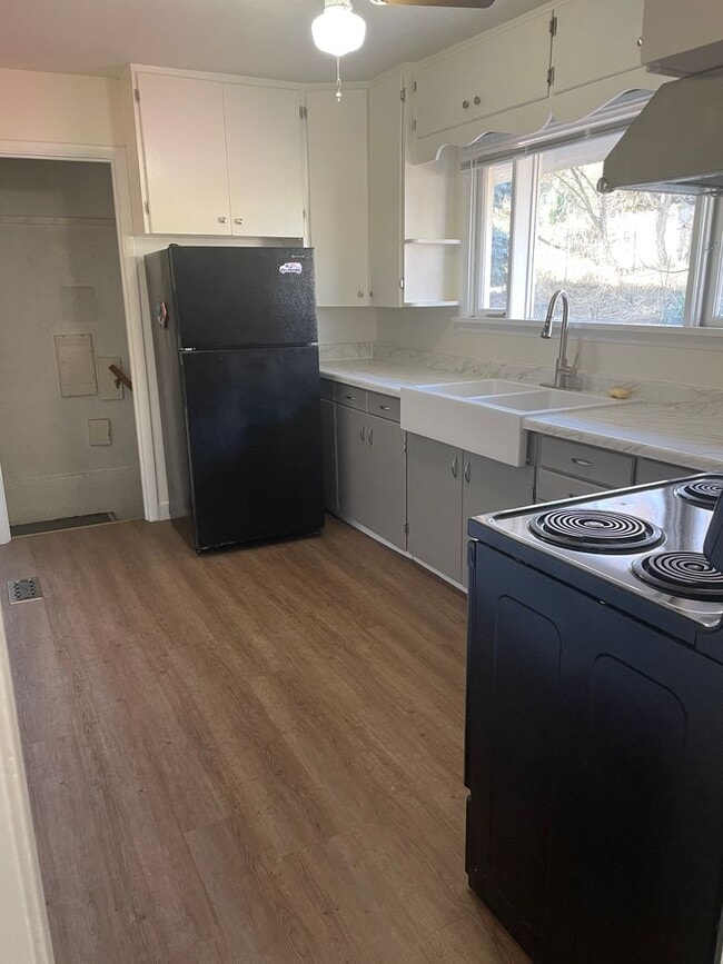 Building Photo - Off the beaten path