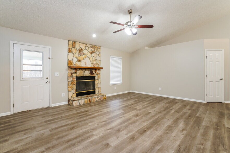 Building Photo - 3298 Deerfield Pointe Dr