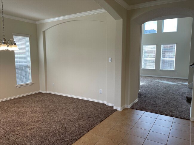 Building Photo - 627 Oak Cir Dr E