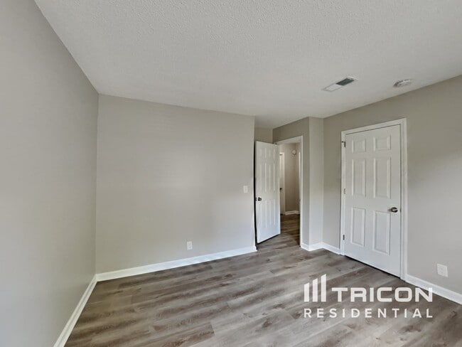 Building Photo - 5029 English Village Dr