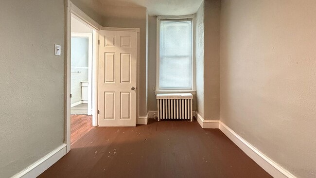 Building Photo - Classic 2-BR Rowhouse with Exposed Brick in Hunting Park