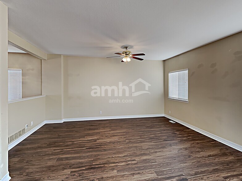 Building Photo - 13945 Jasmine St