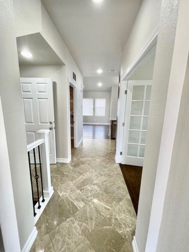 Building Photo - Stunning 4 Bed/4 Bath Home in Banning Lewis Ranch
