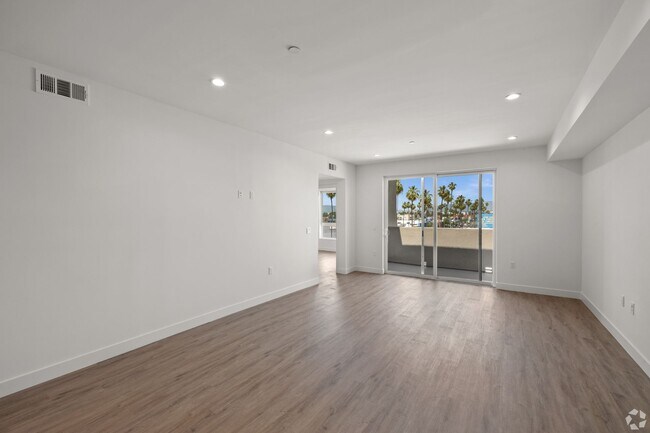 Building Photo - Beautiful Two Bedroom! 401