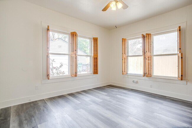 Building Photo - Well Maintained 3 Bed, 2 Bath in Establish...
