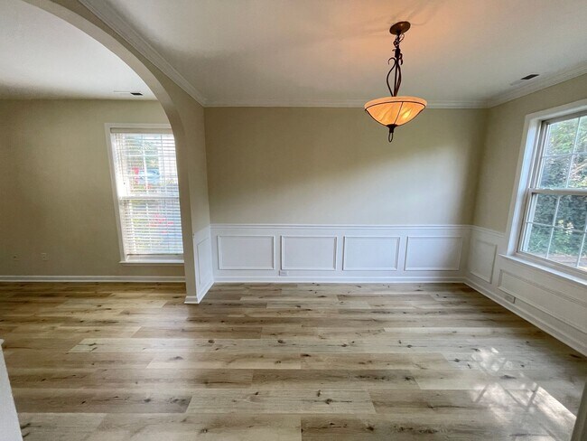 Building Photo - Beautiful, updated 3br 2.5 ba home with garage, fenced-yard in Home Valley Farms Now Available!