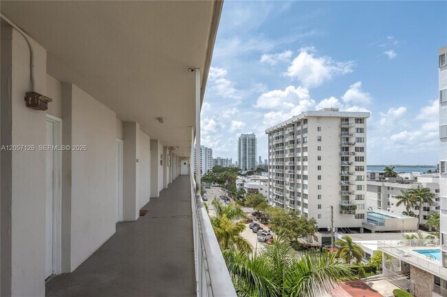 Building Photo - 1300 Lincoln Rd