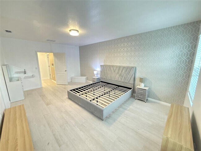 Building Photo - 2731 House Finch Rd