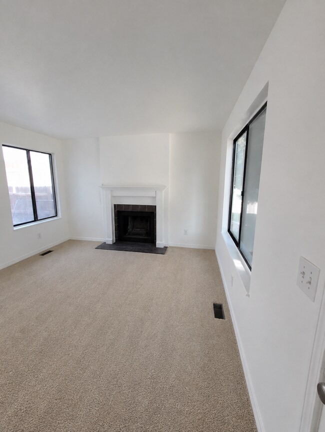 Building Photo - Convenient location, new paint & carpet throughout, enclosed patio.