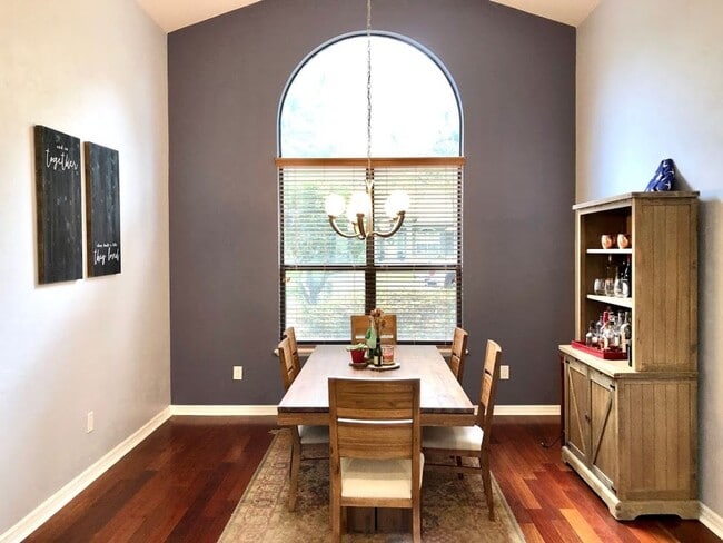 Building Photo - Beautifully Renovated Home in The Reserve!