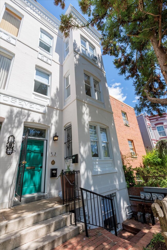 Building Photo - 1118 F St NE