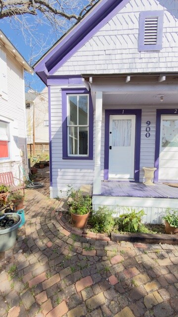 Building Photo - 900 Sabine St