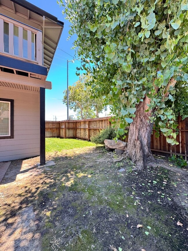 Building Photo - Available Now! 3 Bed/1.5 Bath Close to Downtown Lodi