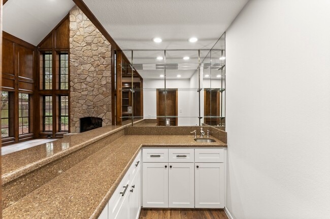 Building Photo - 6 Thornhedge Ct