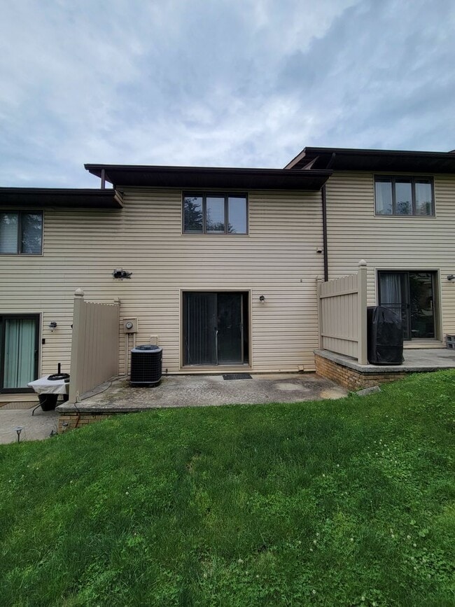 Building Photo - Near Med Center 2 Bedroom, 1.5 Bathroom Townhouse Available 8/5/26