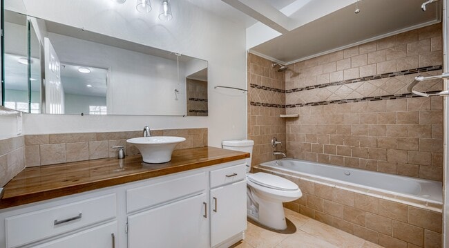 Building Photo - 449 N Catalina Ave