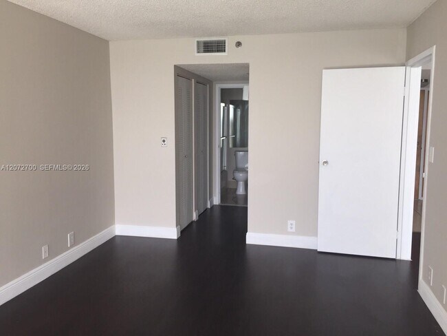 Building Photo - 7601 E Treasure Dr