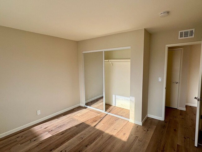 Building Photo - Remodeled Upper-Floor Condo