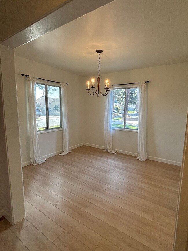 Building Photo - Charming 3-Bedroom Home with Large Yard on a Quiet Lakewood Street