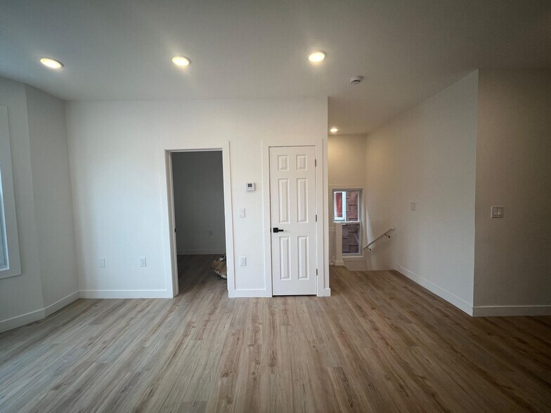 Building Photo - 13 Bartholdi Ave