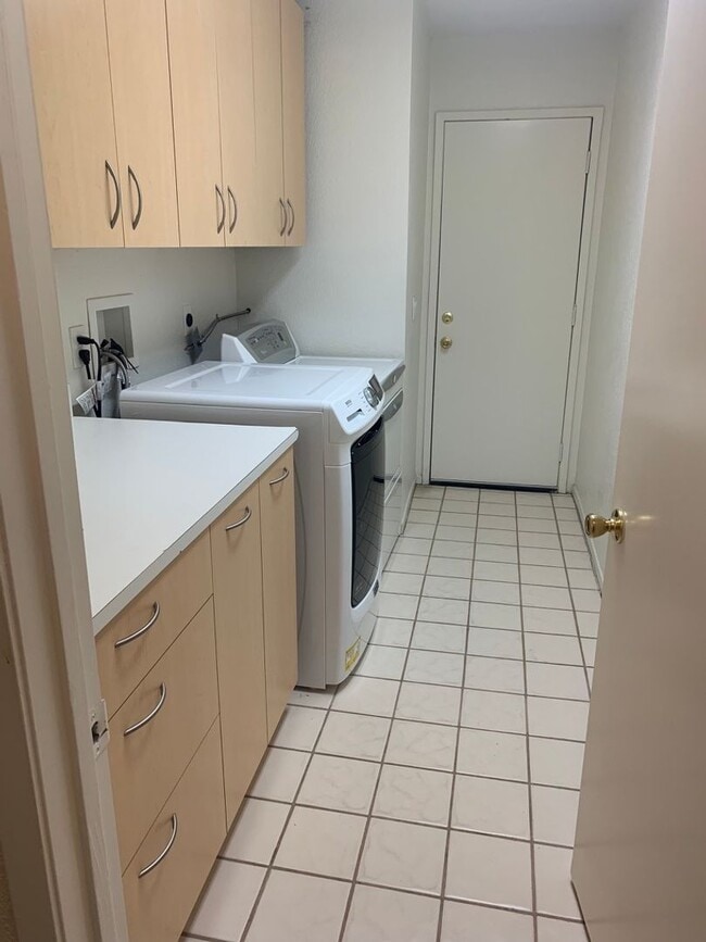 Building Photo - Four Bedroom Home with Utilities included!