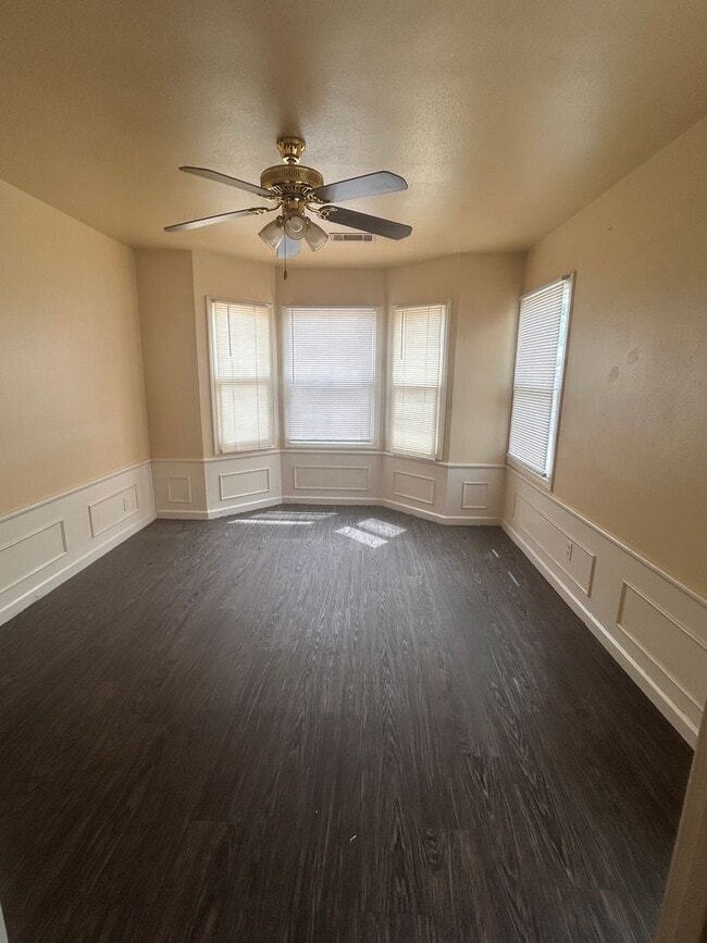 Building Photo - This home is loaded with space and features and Northwest Hanford