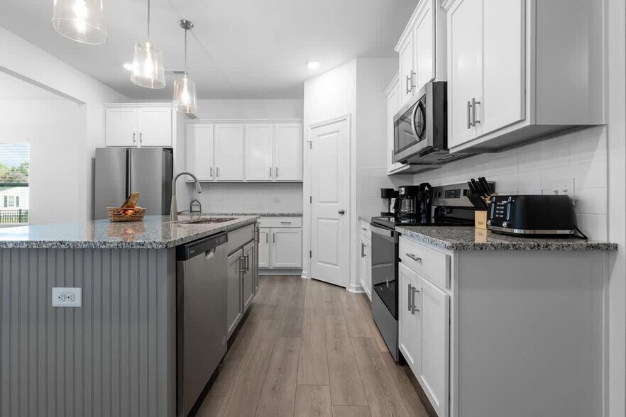 Building Photo - 2 Saltford Ln