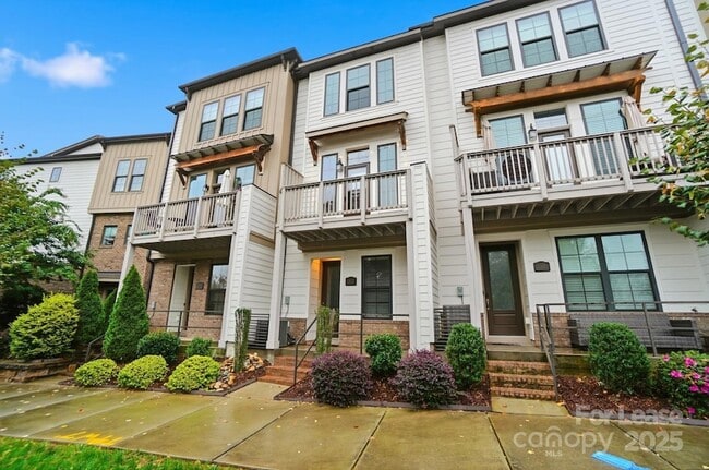 Primary Photo - 1312 Nandina St