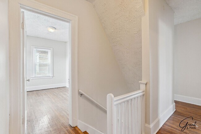 Building Photo - Stunning 3 Bedroom 1 Bath Colonial - Detroit
