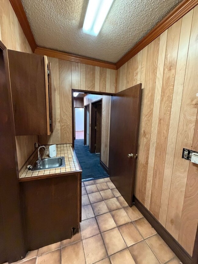 Building Photo - 3BEDROOM 1 BATHROOM COMMERCIAL PROPERTY