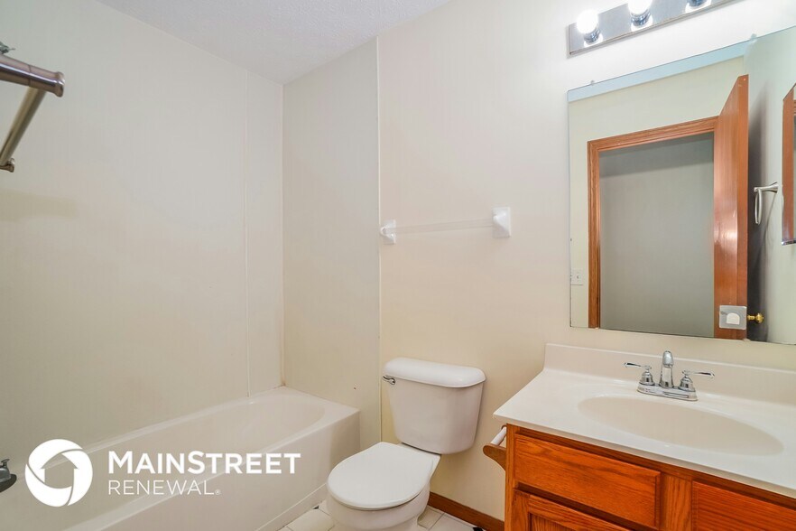 Building Photo - 2672 Fernwood Ave