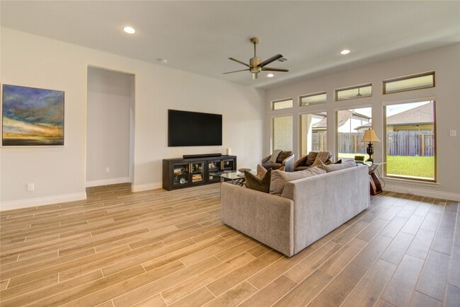 Building Photo - 1930 Creekwood Cv