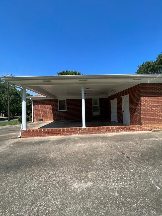 Building Photo - 423 Melody Ln