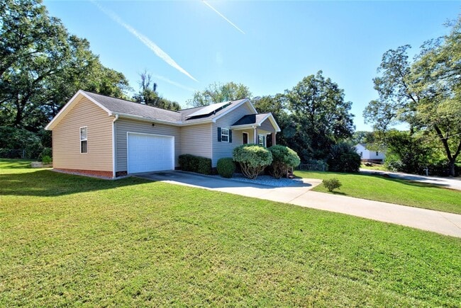 Building Photo - 3 Bed, 2 Bath Home Near Downtown Greenvill...