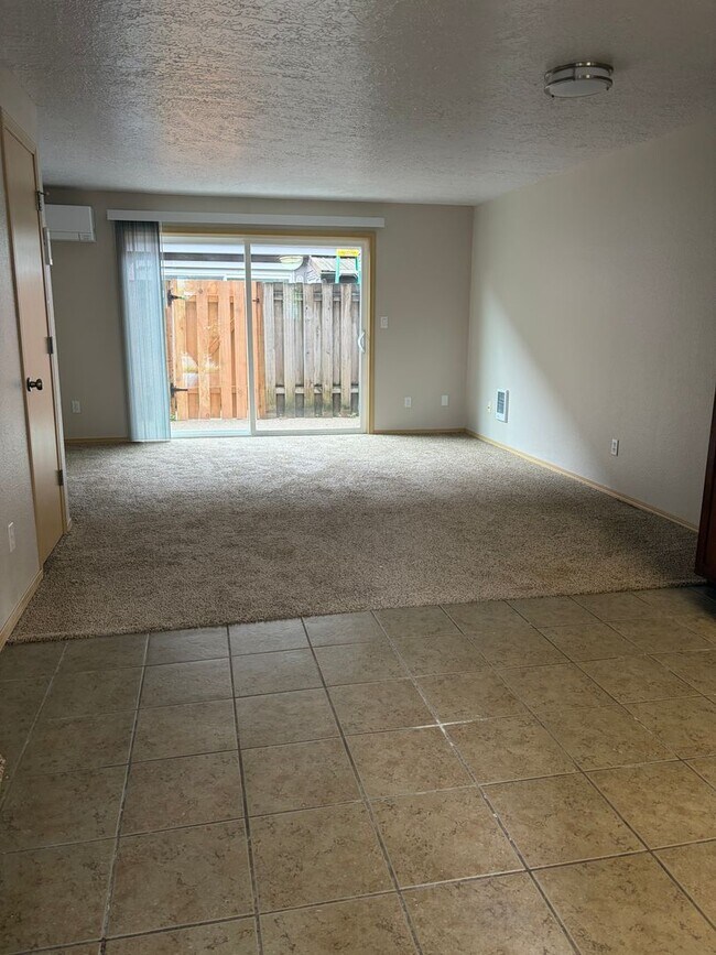 Building Photo - 1ST  FULL  MONTH'S  RENT  FREE  Pet-friendly Townhouse Near Parks and Downtown Newberg Showings S...