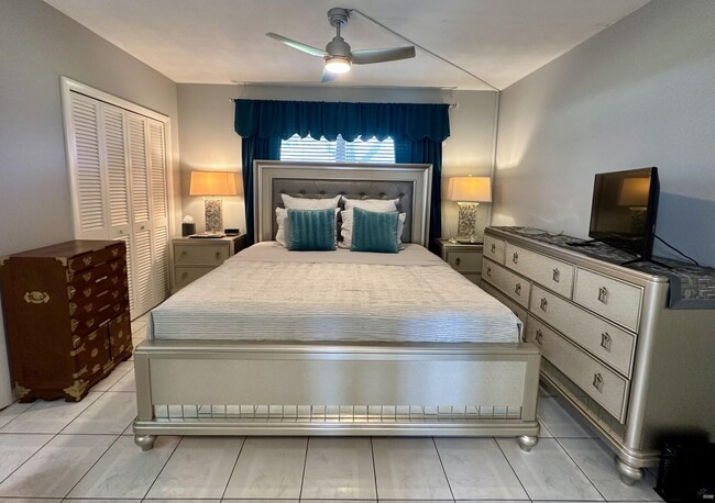 Building Photo - 1001 NE 8th Ave