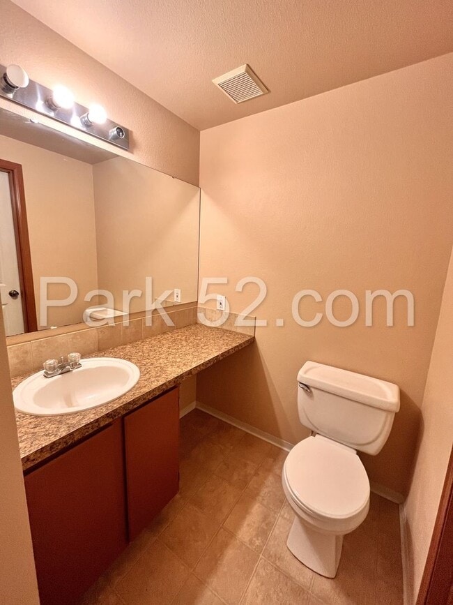 Building Photo - Puyallup Area 2 Bedroom 2nd Floor Apartment