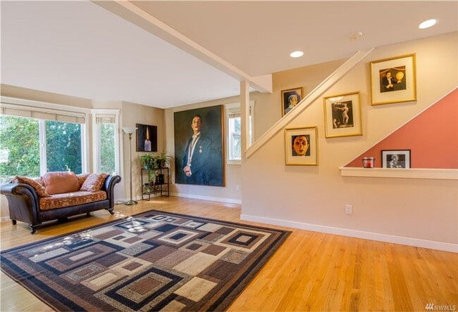 Building Photo - 3 bd 3 bath townhouse close to SPU