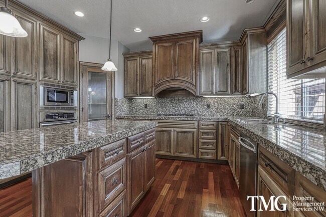 Building Photo - Large Pet Friendly 3 bed 2.5 bath home in ...
